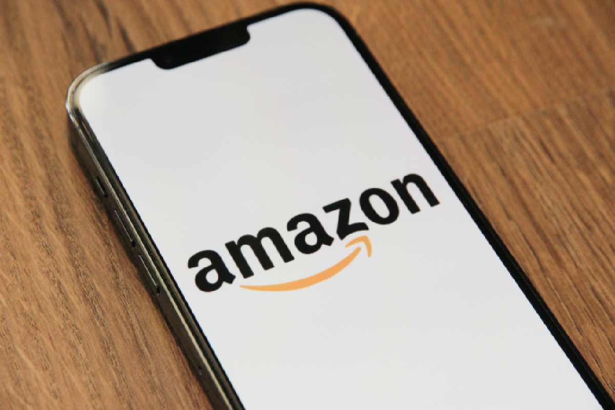 Logo di Amazon su un telefono