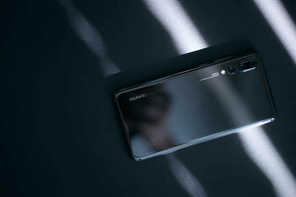 Smartphone Huawei appoggiato sul tavolo