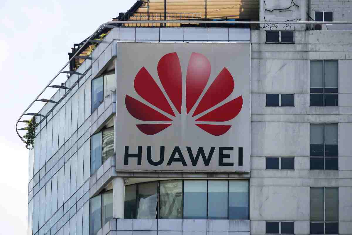 Il logo di Huawei su un edificio
