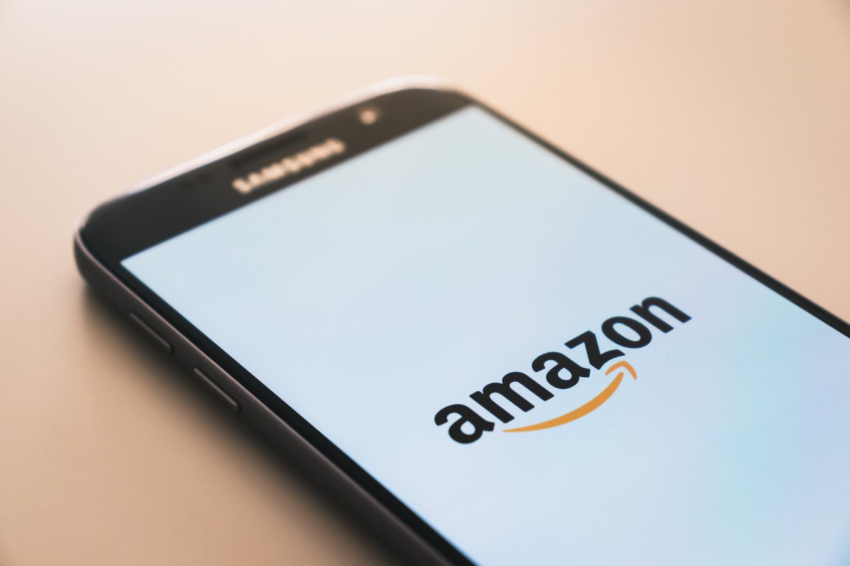 Logo Amazon su smartphone