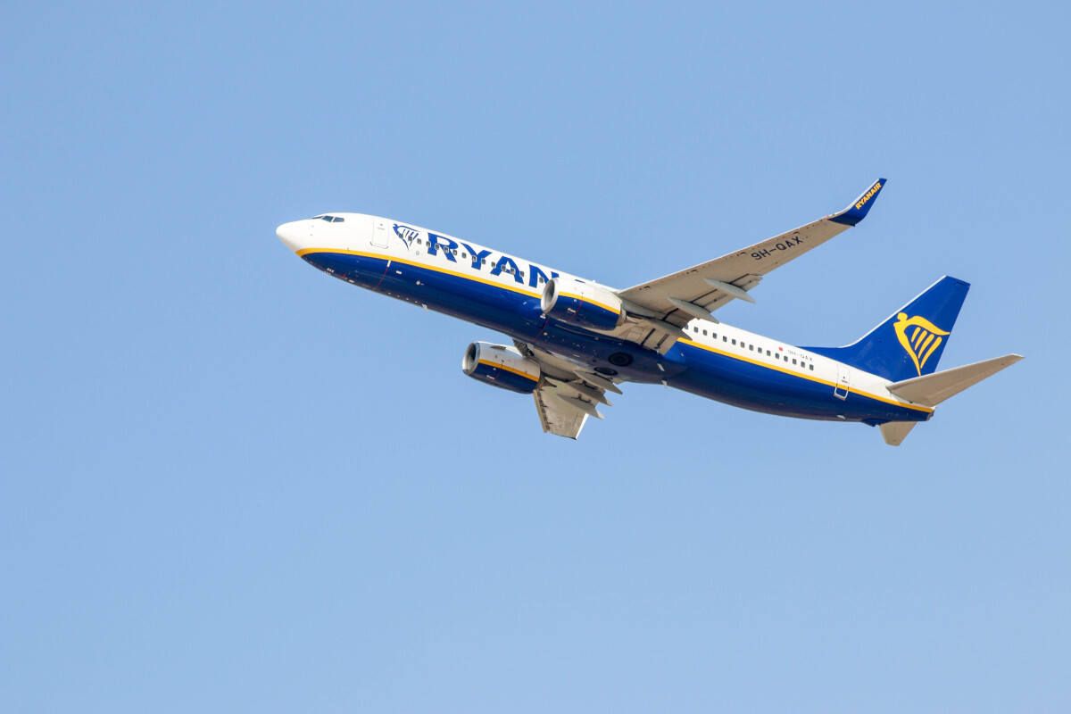 Un aereo Ryanair in volo: ecco le offerte per l'inverno