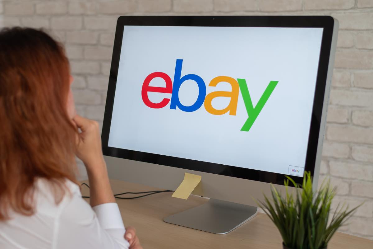 Logo Ebay in primo piano sullo schermo di un pc