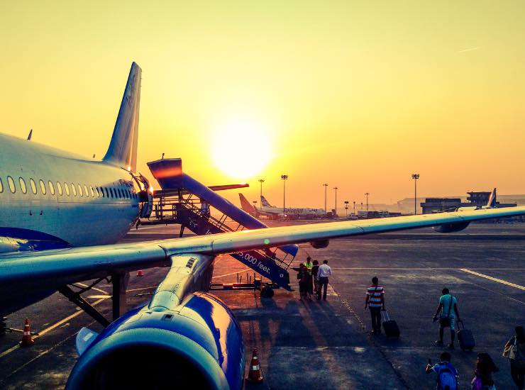 Un aereo sulla pista di atterraggio