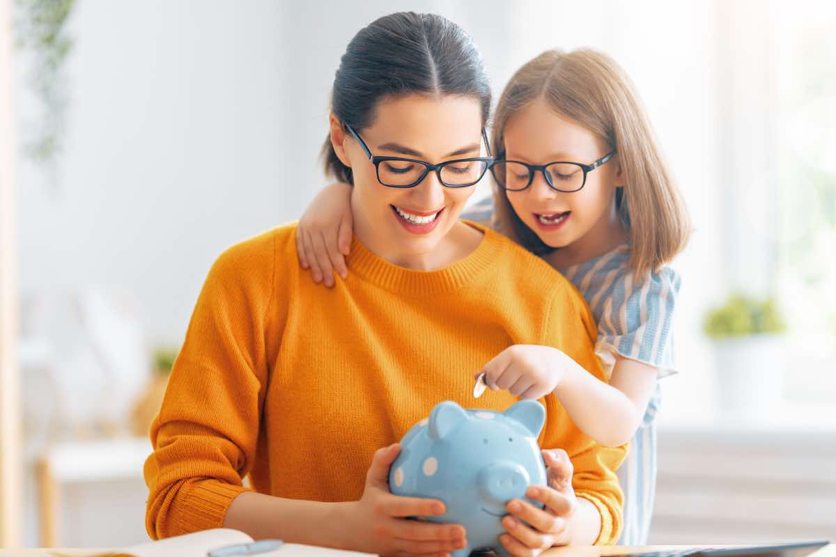 Mamma e figlia che risparmiano