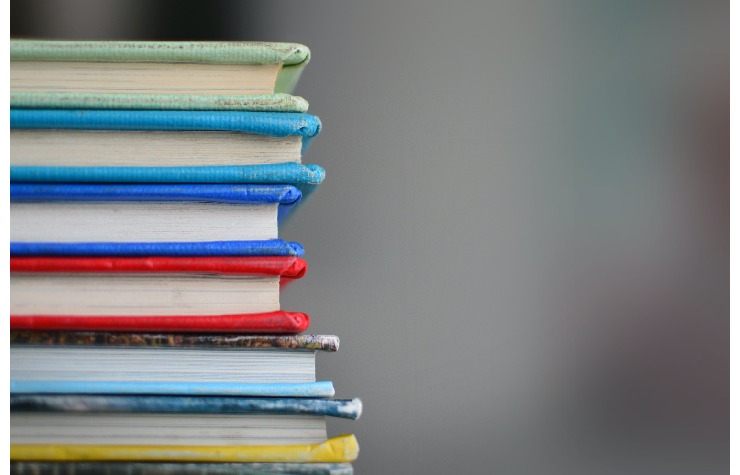 Libri di scuola colorati e impolati con sfondo sfocato