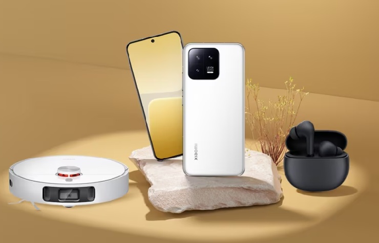 Una serie di prodotti Xiaomi su sfondo dorato