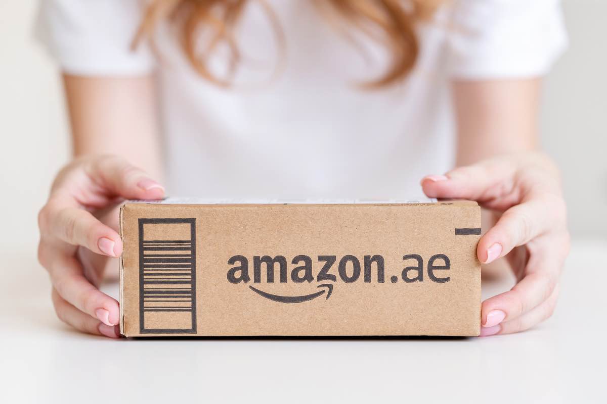 Una ragazza tiene un pacchetto di Amazon