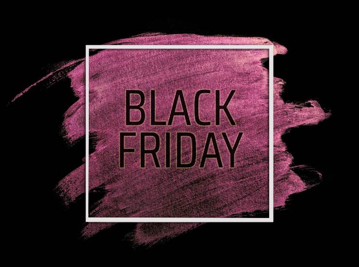 Scritta black Friday su sfondo nero e rosa