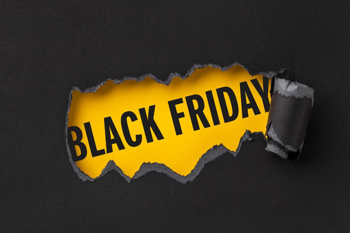 Scritta black Friday su sfondo nero e giallo