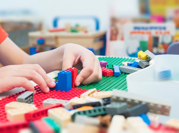 Un bambino gioca con mattoncini Lego