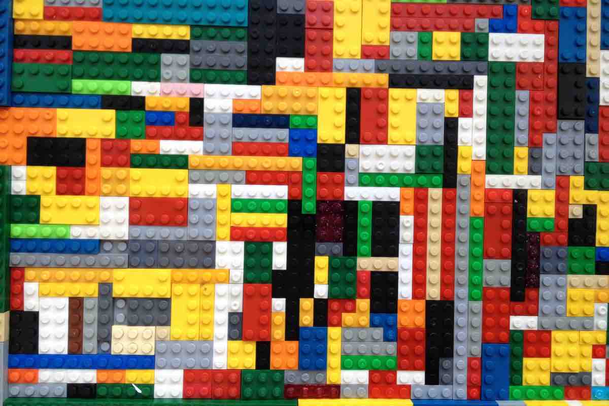un muro di mattoncini Lego